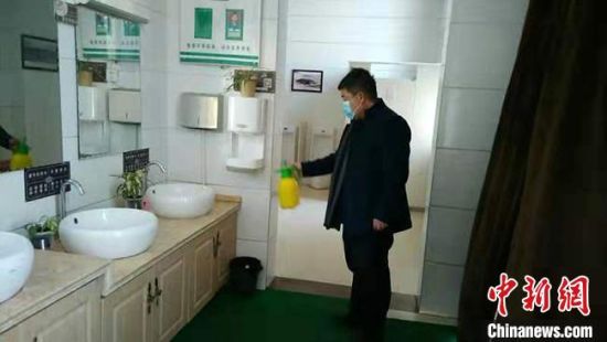  圖為2月初，工作人員對敦煌市旅游景區(qū)衛(wèi)生間進行防疫消毒?！《鼗褪形麄鞑抗﹫D 攝