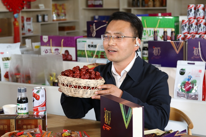 “縣長直播天團(tuán)”唱響“甘貨春之聲”，售出近30種甘貨1萬余件 開進(jìn)直播間的網(wǎng)絡(luò)扶貧博覽會，受百萬網(wǎng)友點(diǎn)贊 