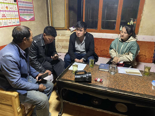圖為木耳鎮(zhèn)紀檢干事盧建民（左三）連夜在多壩村多壩組奚連德家中了解受災情況，排查安全隱患，并宣傳發(fā)生次生災害的相關(guān)知識。_副本.jpg