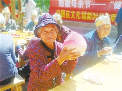 母親節(jié)，白銀“花村”擺了一場(chǎng)“敬老宴”