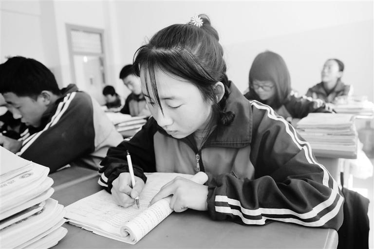 慶陽環(huán)縣這名小姑娘，柔弱肩膀撐起一個大家庭