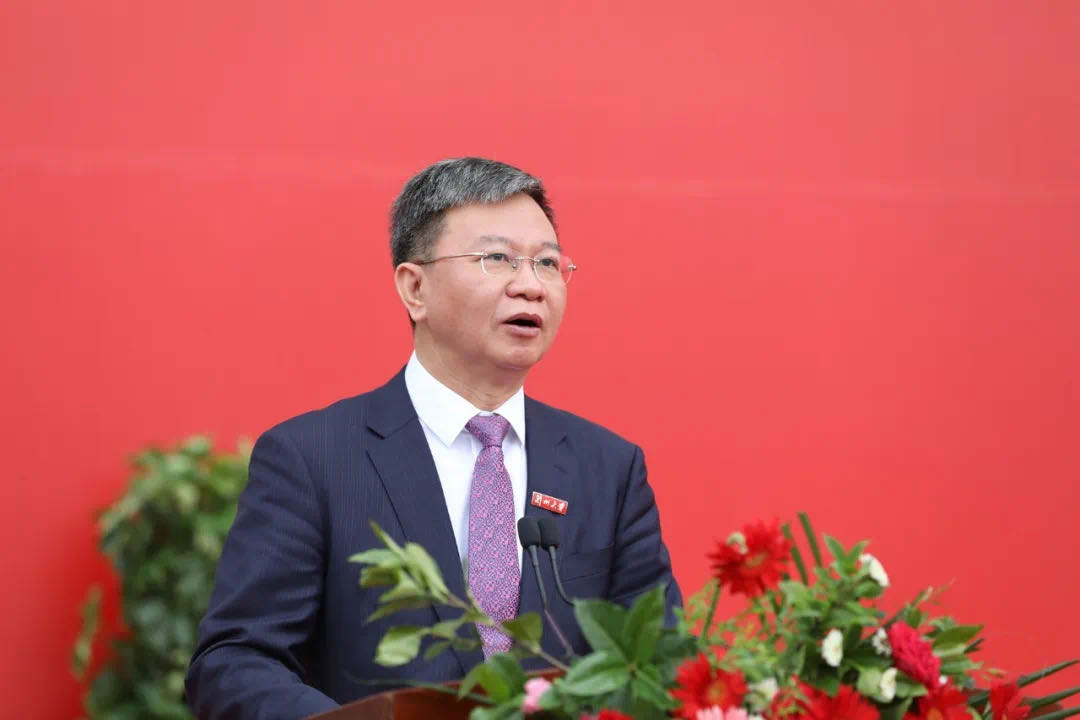 蘭州大學(xué)校長嚴(yán)純?nèi)A寄語2020屆本科畢業(yè)生：做敢擔(dān)當(dāng)、能擔(dān)當(dāng)、有擔(dān)當(dāng)?shù)娜?>
        </a><em>蘭州大學(xué)校長嚴(yán)純?nèi)A寄語2020屆本科畢業(yè)生：做敢擔(dān)當(dāng)、能擔(dān)當(dāng)、有擔(dān)當(dāng)?shù)娜?/em></li>
    <li><a  target=