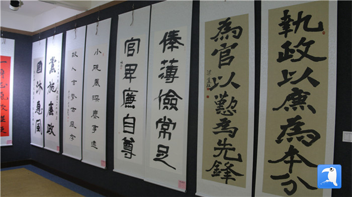 7月1日上午，定西市通渭縣紀委監(jiān)委舉辦“襄郡清風·喜迎建黨99周年”廉政文化書畫展，共同為黨的生日獻禮。_副本.jpg