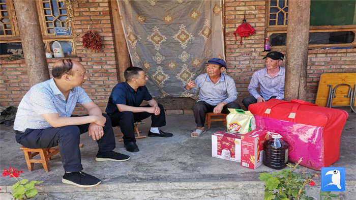 在建黨99周年來臨之際，隴南市禮縣紀委監(jiān)委在中壩鎮(zhèn)、三峪鄉(xiāng)開展“七一”慰問老黨員、困難黨員活動，為他們送去組織的關懷和節(jié)日的問候。_副本.jpg