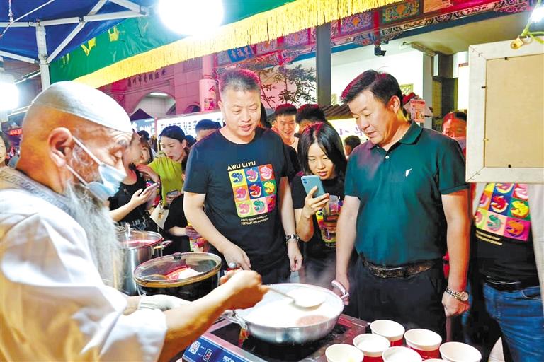 鄭州餐飲同行“打卡”金城夜市：“月光下的蘭州美食，唇齒留香”
