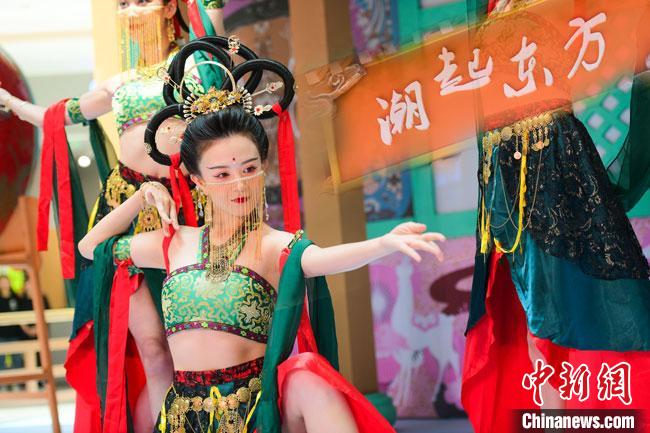 圖為今年9月5日，在重慶亮相的敦煌博物館“潮起東方”主題活動(dòng)現(xiàn)場(chǎng)。敦煌博物館供圖