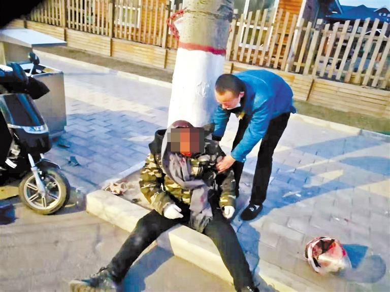 蘭州：騎摩托車男子清晨撞傷 熱心“的哥”全力救助！