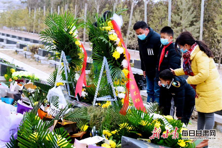 委托快遞、自發(fā)前往，社會各界在陳紅軍烈士墓前獻(xiàn)花致敬