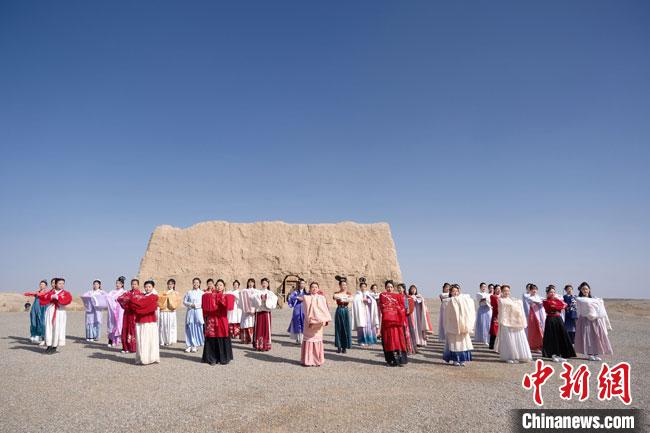 數(shù)十位身著古裝的女性通過體驗(yàn)賞漢舞、習(xí)漢禮、吟誦詩詞等中華傳統(tǒng)文化，再現(xiàn)古絲綢之路的繁華盛景?！∏窳?攝