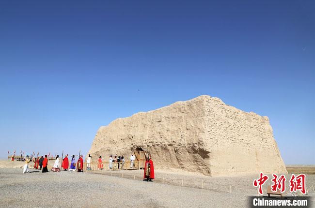 數(shù)十位身著古裝的女性通過體驗(yàn)賞漢舞、習(xí)漢禮、吟誦詩詞等中華傳統(tǒng)文化，再現(xiàn)古絲綢之路的繁華盛景?！⊥踺?攝