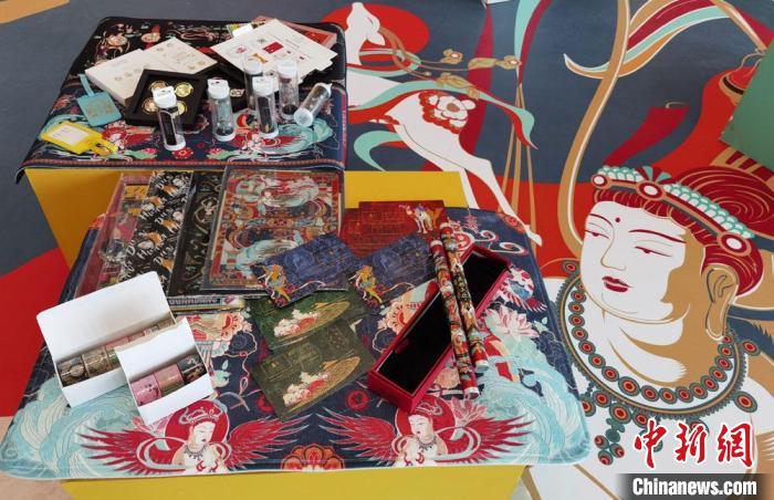 60余類敦煌主題的文創(chuàng)產(chǎn)品讓人愛不釋手。　丁思 攝