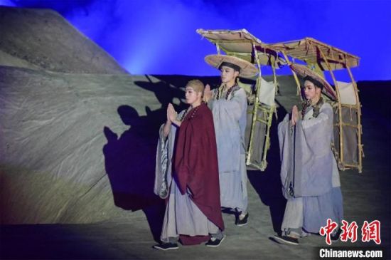 圖為演出現(xiàn)場(chǎng)，該劇獨(dú)創(chuàng)360度旋轉(zhuǎn)并前后移動(dòng)觀眾席，顛覆傳統(tǒng)劇場(chǎng)舞臺(tái)表演模式?！⊥醣筱y 攝