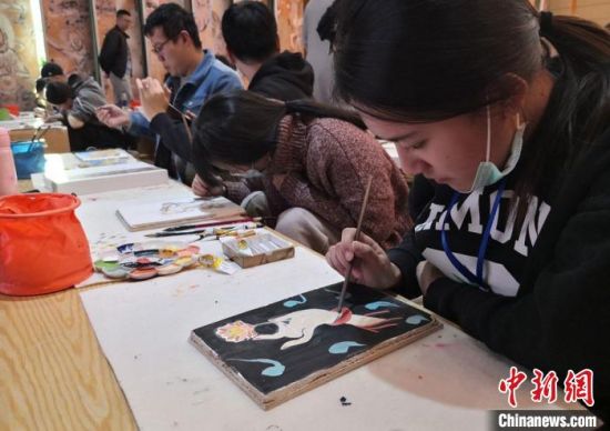 2020年10月，臺灣大學生在敦煌“莫高學堂”體驗泥胚畫手作課?！《∷?攝