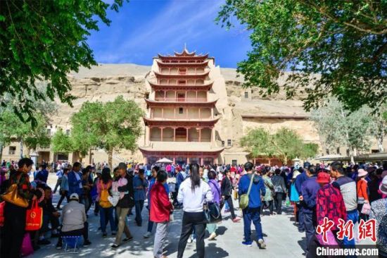 中國農(nóng)歷四月初八，敦煌民眾傳承歷史習(xí)俗，前往莫高窟燒香禮佛、祈福。(資料圖) 王斌銀 攝