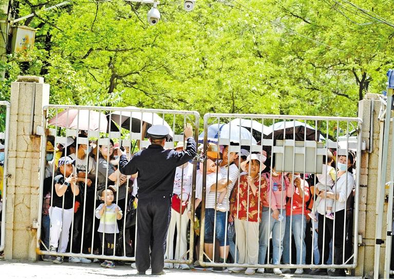 人流如潮 入園游客突破5萬 五泉山公園、蘭州市動(dòng)物園昨日臨時(shí)閉園