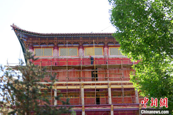 圖為5月上旬，甘肅山丹縣大佛寺內(nèi)，工作人員對古建筑大雄寶殿進(jìn)行修繕。 中新社記者 高展 攝
