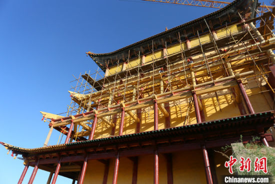 圖為5月上旬，甘肅山丹縣大佛寺內(nèi)，正在修繕中的古建筑大雄寶殿。 中新社記者 高展 攝