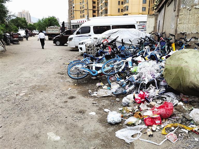 百米土路臟亂差，誰來管？經(jīng)記者協(xié)調(diào)，社區(qū)組織志愿者進(jìn)行了清理