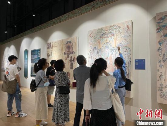 圖為展覽現(xiàn)場?！〗瓧顭?攝