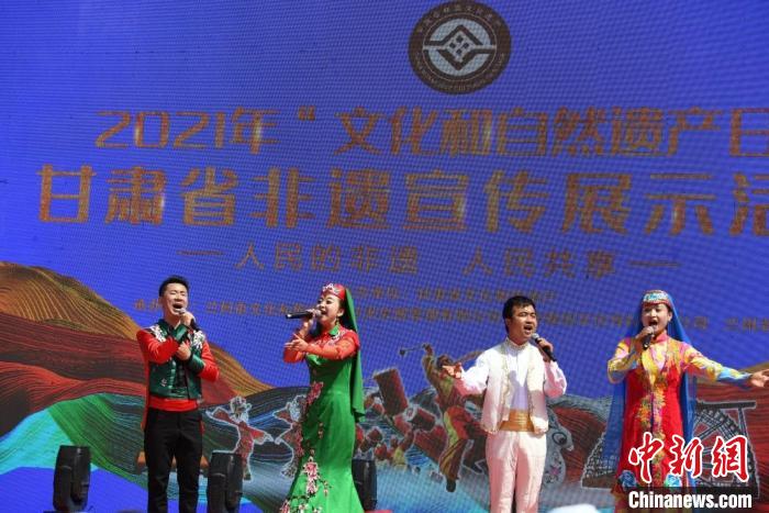 圖為甘肅臨夏回族自治州非遺傳承人演唱花兒?！钇G敏 攝