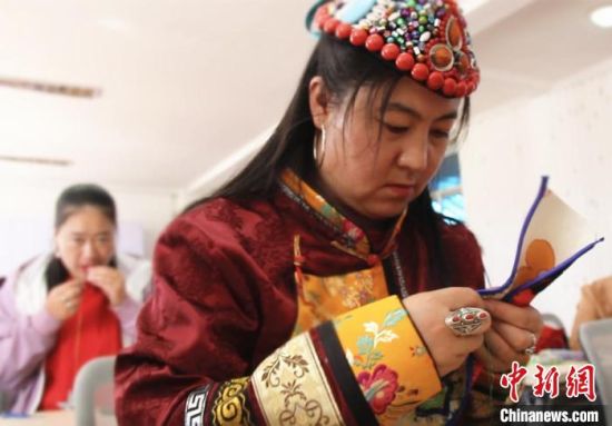 圖為裕固族婦女學(xué)習(xí)刺繡。　史靜靜 攝