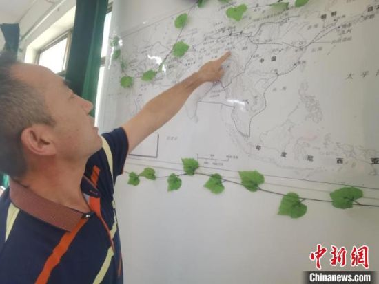 圖為甘肅省社會(huì)科學(xué)院絲綢之路研究所所長(zhǎng)侯宗輝指出《絲綢之路古文明》課題組考察線路?！￠Z姣 攝