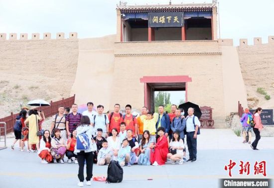 歷經(jīng)數(shù)十載保護(hù)修繕的古老關(guān)城得以延年益壽，成為了海內(nèi)外游客“絲路游”的必經(jīng)打卡地?！「哒?攝
