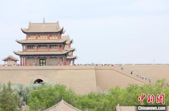 歷經(jīng)數(shù)十載保護(hù)修繕的古老關(guān)城得以延年益壽，成為了海內(nèi)外游客“絲路游”的必經(jīng)打卡地?！「哒?攝