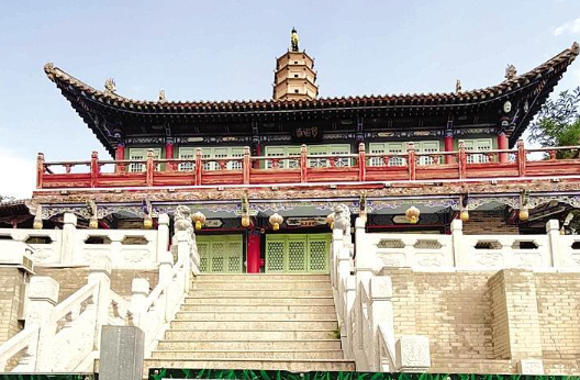 白塔寺閉門謝客，何時開放？管理處：白塔基礎出現(xiàn)病害圍擋施工，預計年底前完工