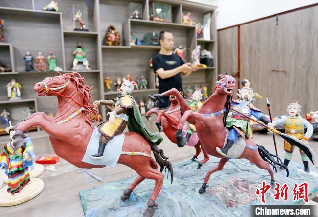 安秋平是成州面塑第五代傳承人，也是當(dāng)?shù)匚ㄒ粓?jiān)守面塑制作的人?！「哒?攝