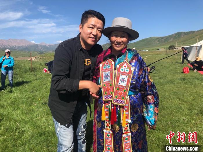 圖為拍攝紀(jì)錄片《西茂的婚禮》期間，張輝剛(左)與裕固族老人合影留念。(資料圖) 張輝剛供圖