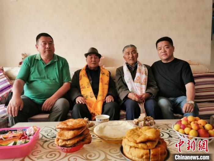 圖為張輝剛(右一)拜訪(fǎng)甘肅肅南縣裕固族德高望重的老人。(資料圖) 張輝剛供圖