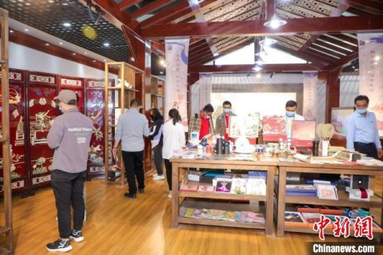 圖為甘肅“一會(huì)一節(jié)”期間，位于敦煌的天水市展館中，民眾觀賞文創(chuàng)產(chǎn)品?！「拭C省文化和旅游廳供圖