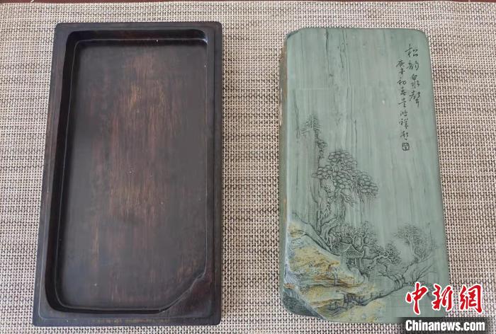 圖為盧保勝為提升洮硯文化內涵，制作“一硯一銘、一盒一拓”成品展示?！堟?攝