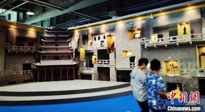 該展覽還借助科技手段，復原“藏經(jīng)洞”場景，將莫高窟“搬進”展廳?！《∷?攝