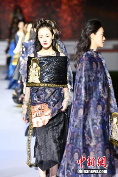 圖為敦煌服裝秀展示。 殷春永 攝