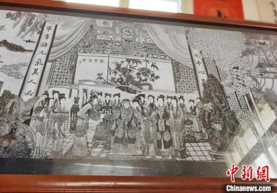 圖為陶世清的影雕作品?！钅?攝