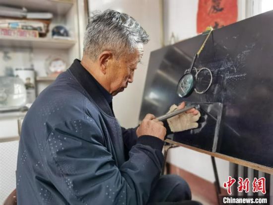 圖為陶世清在創(chuàng)作中?！钅?攝