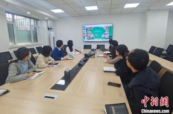 圖為甘肅教育出版社《寫給青少年的敦煌故事》叢書項(xiàng)目組，探討圖書封面設(shè)計(jì)。　閆姣 攝