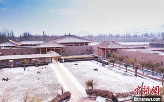 圖為雪落大漠古堡——敦煌山莊?！⊥醣筱y 攝