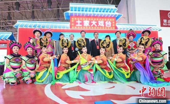 11月26日，“甘肅團(tuán)”在首屆中國(武漢)文化旅游博覽會展區(qū)的“土家大戲臺”，與“湖北團(tuán)”互訪交流?！「拭C省文化和旅游廳供圖