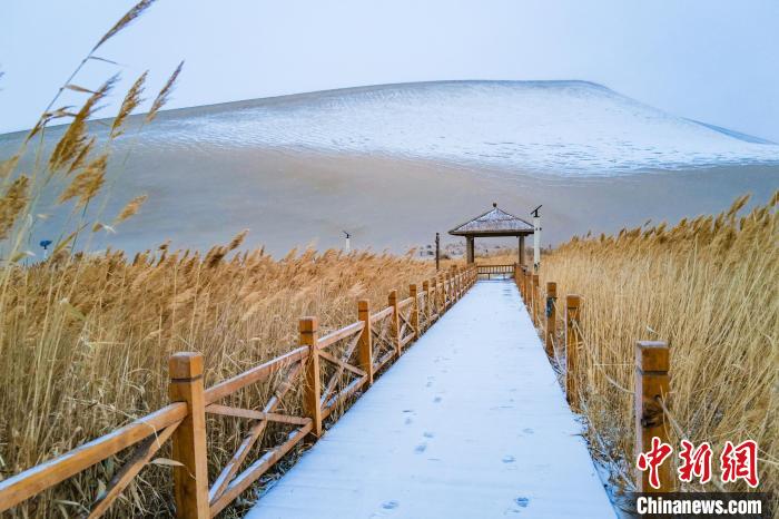 2021年11月28日，在敦煌鳴沙山月牙泉景區(qū)，沙雪交融，更顯北國風(fēng)情。　王斌銀 攝