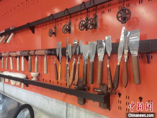 圖為徐晉林制作雕版敦煌壁畫所用工具?！￠Z姣 攝