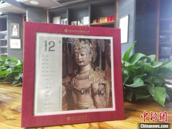 圖為徐晉林制作的敦煌題材的手工書《走進沙漠敦煌——莫高窟與藏書票藝術》，深受讀者喜愛?！￠Z姣 攝