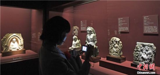 2018年8月，《平山郁夫的絲路世界——平山郁夫絲綢之路美術(shù)館文物展》在甘肅敦煌莫高窟開展。中新社記者 楊艷敏 攝