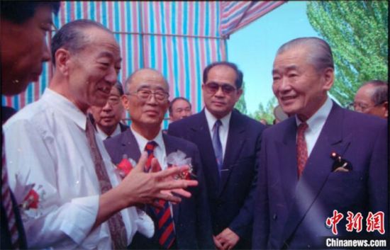 1994年8月，時(shí)任日本首相竹下登(右一)與時(shí)任敦煌研究院院長段文杰在莫高窟親切交談。中新社發(fā) 婁婕 供圖