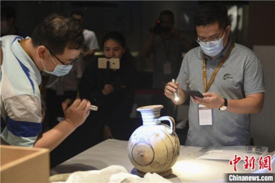 2020年6月，在長沙博物館舉行“從地中海到中國：絲路寶藏——平山郁夫絲綢之路美術(shù)館藏文物展”前，專家開箱鑒定文物。中新社記者 楊華峰 攝