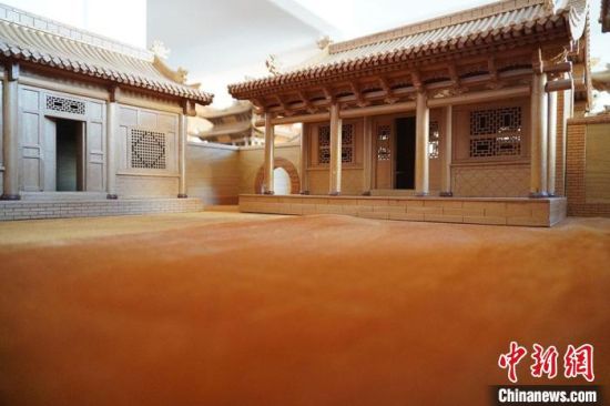 圖為微縮建筑蘭州四合院內(nèi)部結(jié)構(gòu)?！【琶赖┰?　攝