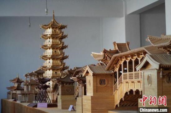 圖為古建筑模型制作技藝傳習(xí)所展廳內(nèi)的微縮古建筑作品?！【琶赖┰?　攝
