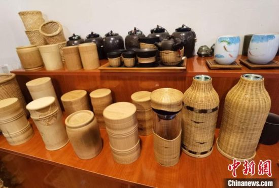 圖為展陳的一件件精致可愛的竹編農(nóng)具工藝品。　馮志軍 攝